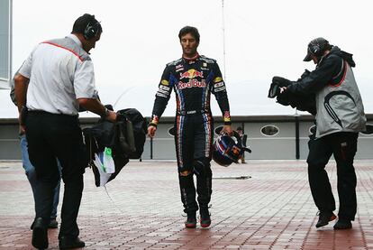 En la vuelta 24 el líder del mundial el australiano Mark Webber (Red Bull) ha perdido el control del coche y roto la suspensión delantera izquierda. Webber, que marchaba en segunda posición tras su compañero de equipo, el alemán Sebastian Vettel, pisó el bordillo a la salida de una curva y perdió el control del coche dando un trompo.