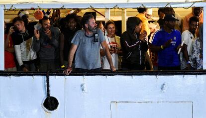 El barco español 'Open Arms' llega al puerto de la isla de Lampedusa.