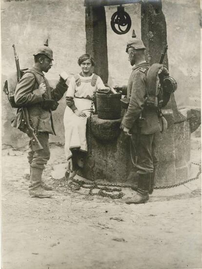 Soldados alemanes en un pozo junto a una joven, Los Vosgos, h. 12914-1918.
