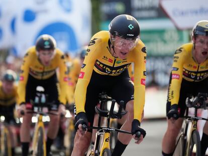 Jumbo Visma team riders with new overall leader Robert Gesink of The Netherlands, center, cross the finish line during the first stage of the Vuelta cycling race, a team time trial over 23.3 kilometers (14.5 miles) with start and finish in, Utrecht, Netherlands, Friday, Aug. 19, 2022. (AP Photo/Peter Dejong)