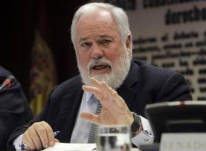 El ministro Miguel Arias Cañete, en una comparecencia ante la Comisión de Agricultura, Alimentación y Medio Ambiente del Senado. EFE/archivo