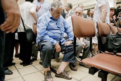 El presidente de Uruguay, Jos Mujica, espera el inicio de una ceremonia por el ministro de Hacienda recientemente nombrado, en Montevideo, Uruguay. El ministro de Finanzas, Fernando Lorenzo dimiti la semana pasada con el fin de ser sometido a juicio por cargos relacionados con la aerolnea estatal uruguaya Pluna.