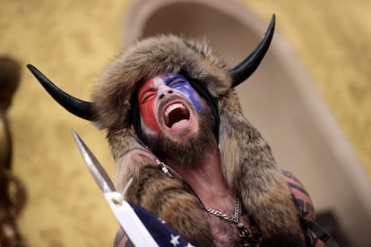 Jacob Chansley, conocido como 'El chamán de QAnon', durante el asalto al capitolio de Estados Unidos el 6 de enero de 2021.