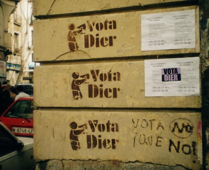 Una intervención de Vota Dier en Madrid en la década pasada, con plantillas y pegatinas.
