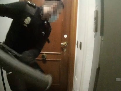 La actuación policial en una vivienda de la calle Lagasca de Madrid por una fiesta ilegal, en marzo de 2021.