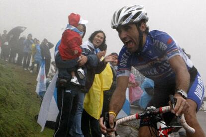 Carlos Barredo en plena ascensión a los Lagos de Covadonga.