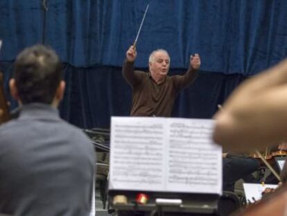 Daniel Barenboim (al fondo), durante un ensayo en Bormujos.