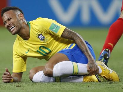 Neymar se duele de un golpe.