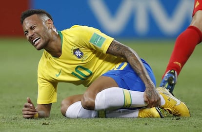 Neymar se duele de un golpe.