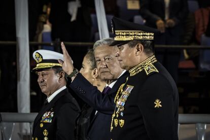 El presidente de México, Andrés Manuel López Obrador, y su esposa, Beatriz Gutiérrez Müller, durante la celebración del Bicentenario de la Independencia de México en el Zócalo este lunes.