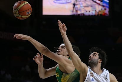 Anderson Varejão disputa a bola com jogador da Sérvia. A canarinha perdeu por 84 a 56 nesta quarta-feira e disse adeus ao Mundial da Espanha.