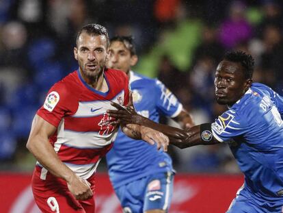 Soldado y Djené pelean por un balón. 