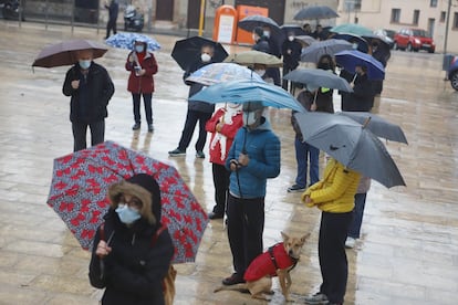 Colas bajo la lluvia para entrar a votar en un colegio electoral en Terrassa. Según los datos de la Generalitat, el número de electores es un 1,25% superior a las personas que votaron en las elecciones del 21 de diciembre de 2017, y, del total del censo, 5.368.881 residen en Cataluña y 255.163 lo hacen en el extranjero y tienen derecho a voto.