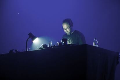 El músico finlandés Mika Vainio durante su concierto en el Festival L.E.V de Gijón