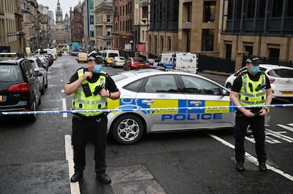 La policía acordona la zona que rodea al hotel en el que ha tenido lugar un ataque en el que han fallecido al menos tres personas, en el centro de Glasgow.