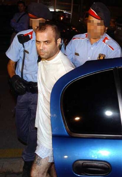 Pedro Jiménez, custodiado por los Mossos d&#39;Esquadra, en octubre de 2004.