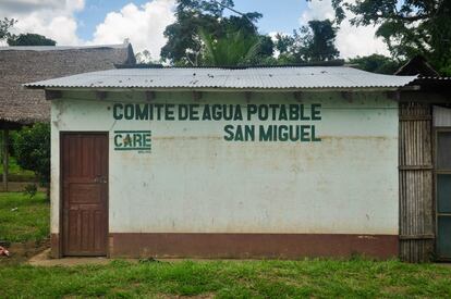 Sede del comité de agua potable de la comunidad de San Miguel, que obtuvo el suministro de agua corriente gracias a un proyecto de la ONG Care Bolivia. Por las manchas marrones, casi de la misma altura que la puerta, se ve el nivel de las últimas grandes inundaciones en 2014.