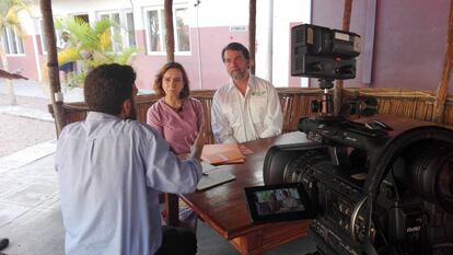 Gran momento del rodaje: Gonzo entrevista a Pedro Alonso y Clara Menéndez.