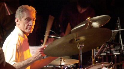 O pop star britânico dos Rolling Stones Charlie Watts toca bateria durante um show em Barcelona em 24 de novembro de 2001.