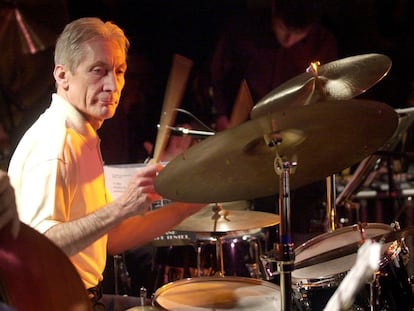 La estrella del pop británico de los Rolling Stones, Charlie Watts, toca la batería durante un concierto en Barcelona el 24 de noviembre de 2001.