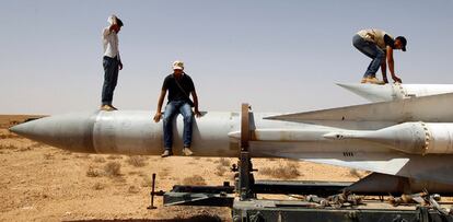 Rebeldes libios, subidos a misiles  SA-5 SAM en la base aérea de Burkan, que fue bombardeada en su día por la OTAN.