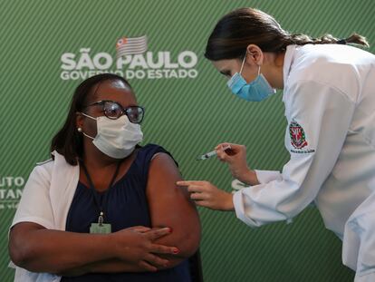La enfermera Mónica Calazans, 54, recibe este domingo en São Paulo la primera vacuna del coronavirus administrada en Brasil.