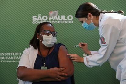 La enfermera Mónica Calazans, 54, recibe este domingo en São Paulo la primera vacuna del coronavirus administrada en Brasil.