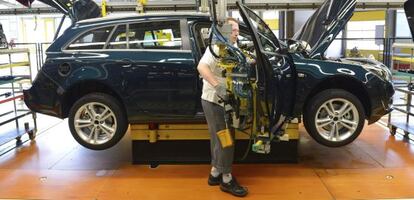 Un empleado trabaja en la planta de Opel de R&uuml;sselsheim (Alemania).