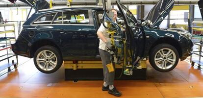 Un empleado trabaja en la planta de Opel de Rüsselsheim (Alemania).