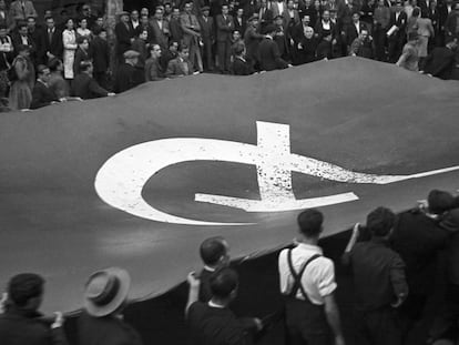 Un grupo de manifestantes porta una bandera comunista, en una marcha en Barcelona en octubre de 1936. 