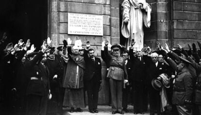 Acte de col·locació de la placa amb l'últim part de guerra a l'Ajuntament de Barcelona, l'1 de maig del 1939.