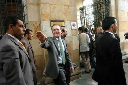 El presidente de Colombia, Álvaro Uribe, ayer después de votar.