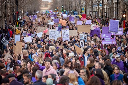 Manifestación del 8-M a su paso por la Gran Vía de Colón,  en Granada.