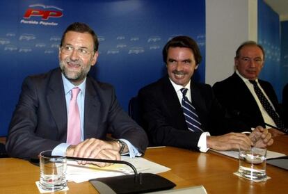 Mariano Rajoy, José María Aznar y Rodrigo Rato, en la comisión ejecutiva del PP de septiembre de 2003 en el que el partido aprueba la decisión de Aznar de nombrar a Rajoy como su sucesor, en detrimento de Rato.