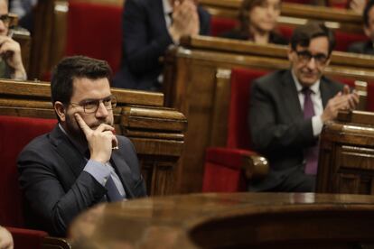 Pere Aragonés, en primer plano, con el jefe de la oposición, Salvador Illa, en segundo, durante la votación de los Presupuestos, el pasado mes de marzo.