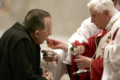 20 de octubre de 2006, Giulio Andreotti recibiendo la sagrada comunión de manos del Papa Benedicto XVI, durante el funeral del cardenal Francesco Mario Pompedda, en Roma (Italia).