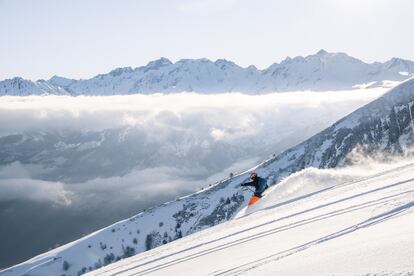 Un esquiador durante un descenso en la estación Luz Ardiden, en el Pirineo Francés.