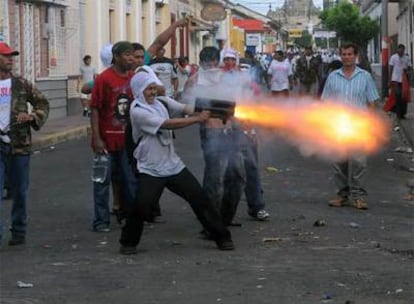 Seguidores del partido sandinista en una protesta contra miembros del partido liberal en León.