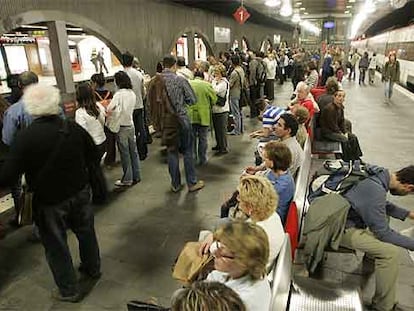 Los pasajeros esperan un tren en la estación de Plaza de Catalunya.