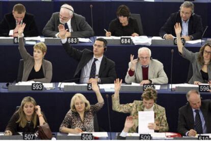 Los europarlamentarios de los 27 estados miembros votan nuevas medidas en la sesión del Parlamento