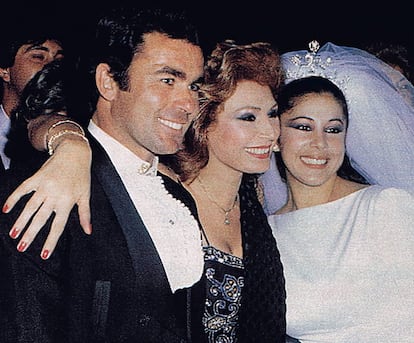 Francisco Rivera 'Paquirri' e Isabel Pantoja el día de su boda, el 30 de abril de 1983, junto a otra tonadillera, Rocío Jurado.