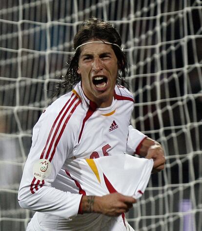 Ramos celebra el gol que marcó ante Dinamarca, el segundo del equipo, durante el partido correspondiente a la fase de clasificación del Grupo F para la Eurocopa del 2008 que ambos equipos disputan en el estadio NRGi Park de la localidad danesa de Aarhus. España ganó 0-2. Este tanto supuso el tercero en la carrera del sevillano con La Roja. Los otros dos los marcó durante el partido de clasificación para el Mundial de 2006 ante San Marino donde España venció por 0-6. Ramos transformó el tercero y el cuarto de los goles.