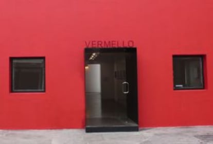 Fachada da Galeria Vermelho em São Paulo com a palavra Vermello, parte da exposição do mesmo nome sobre portunhol da artista argentina Ivana Vollaro. Ela pesquisa o tema desde 2000.