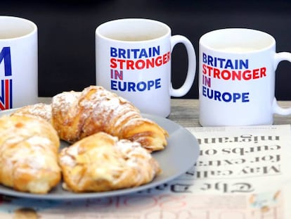 Cruasanes y tazas con el lema de la campa&ntilde;a que defiende la permanencia de Reino Unido, en la mesa que ha utilizado este jueves David Cameron para una entrevista televisiva.