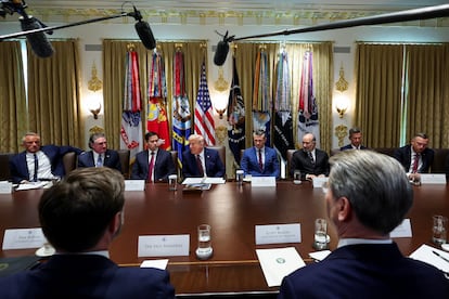 El presidente de los Estados Unidos, Donald Trump, franqueado por el secretario de Estado, Marco Rubio, el secretario de Defensa, Pete Hegseth, el secretario de Comercio, Howard Lutnick, el secretario del Interior, Doug Burgum, el secretario de Salud y Servicios Humanos (HHS), Robert F. Kennedy, Jr., y el secretario de Asuntos de Veteranos, Doug Collins, asisten a una reunión del gabinete en la Casa Blanca en Washington, D.C., este martes.