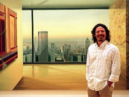 Lazkano posa ante <i>Las nubes no se disipan o el espacio en multiplicación, </i>un acrílico de 2001 presente en la muestra.