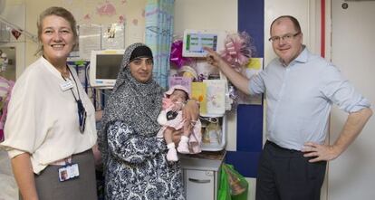 Heather Duncan y George Freeman, Ministro de Ciencias de la Vida del gobierno británico con Noreen Akhtar, y su hija de seis semanas Anayah Akhtar que está siendo monitorizada con la tecnología RAPID.