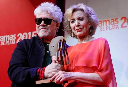 Marisa Paredes, con Pedro Almodóvar, tras recibir el galardón a Toda una vida, durante la ceremonia de entrega de los premios Fotogramas de Plata 2015.