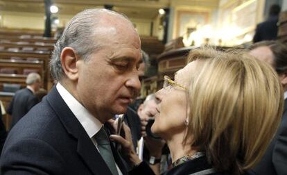 El ministro del Interior, Jorge Fernández Díaz, saluda a la líder de UPyD, Rosa Díez, en la sesión de control al Ejecutivo.