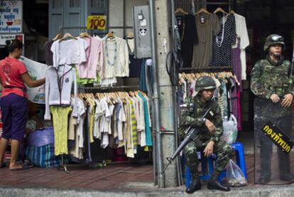 Un retén de soldados vigila una calle del centro de Bangkok, área tomada por los manifestantes.